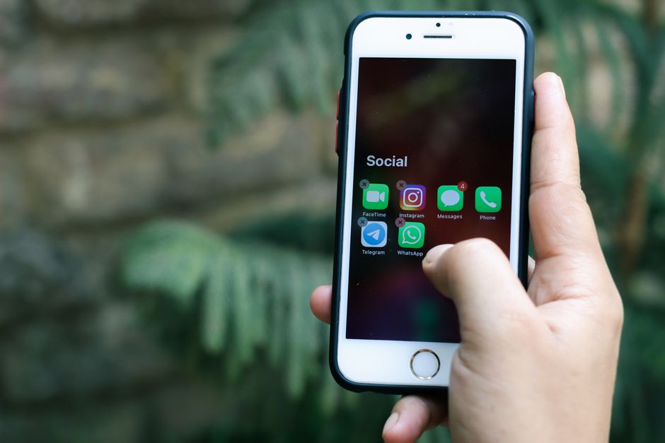 Giao diện chat Telegram với tin nhắn tự động và phản hồi nhanh từ AI