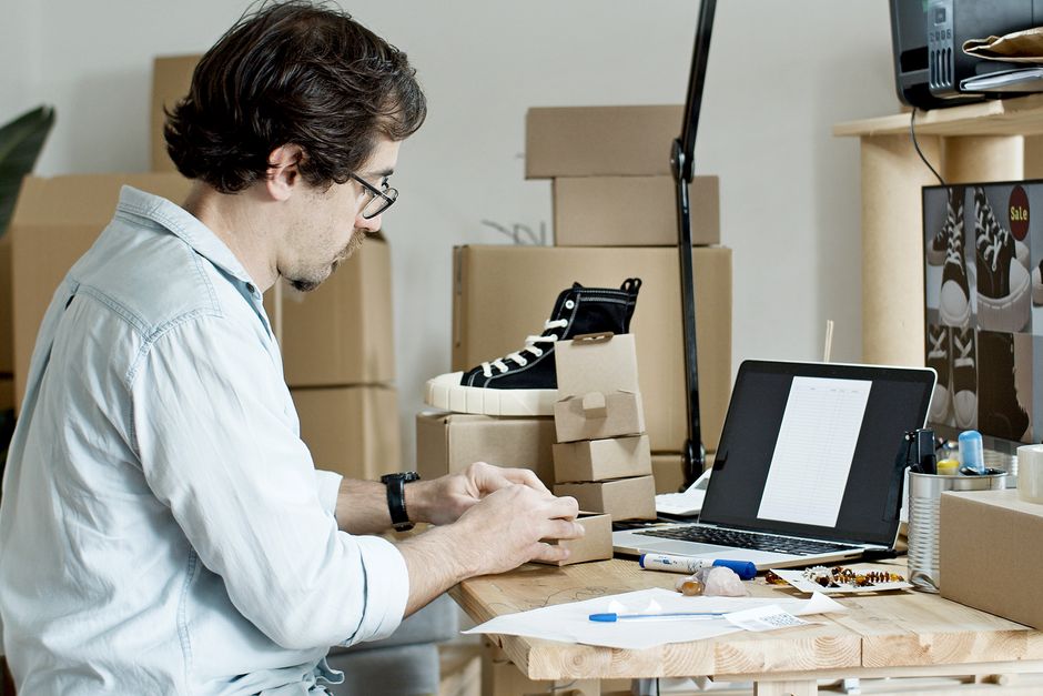 Bàn làm việc với nhiều thiết bị hiển thị đơn hàng thời trang từ các kênh khác nhau