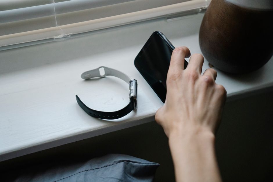 Điện thoại thông minh hiển thị thông báo tin nhắn trên bàn cà phê buổi sáng