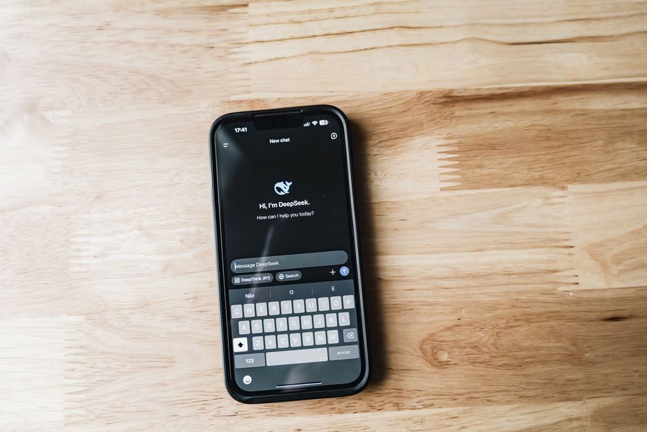 Giao diện chatbot AI tiếng Việt đang tương tác với khách hàng trên nền tảng đa kênh